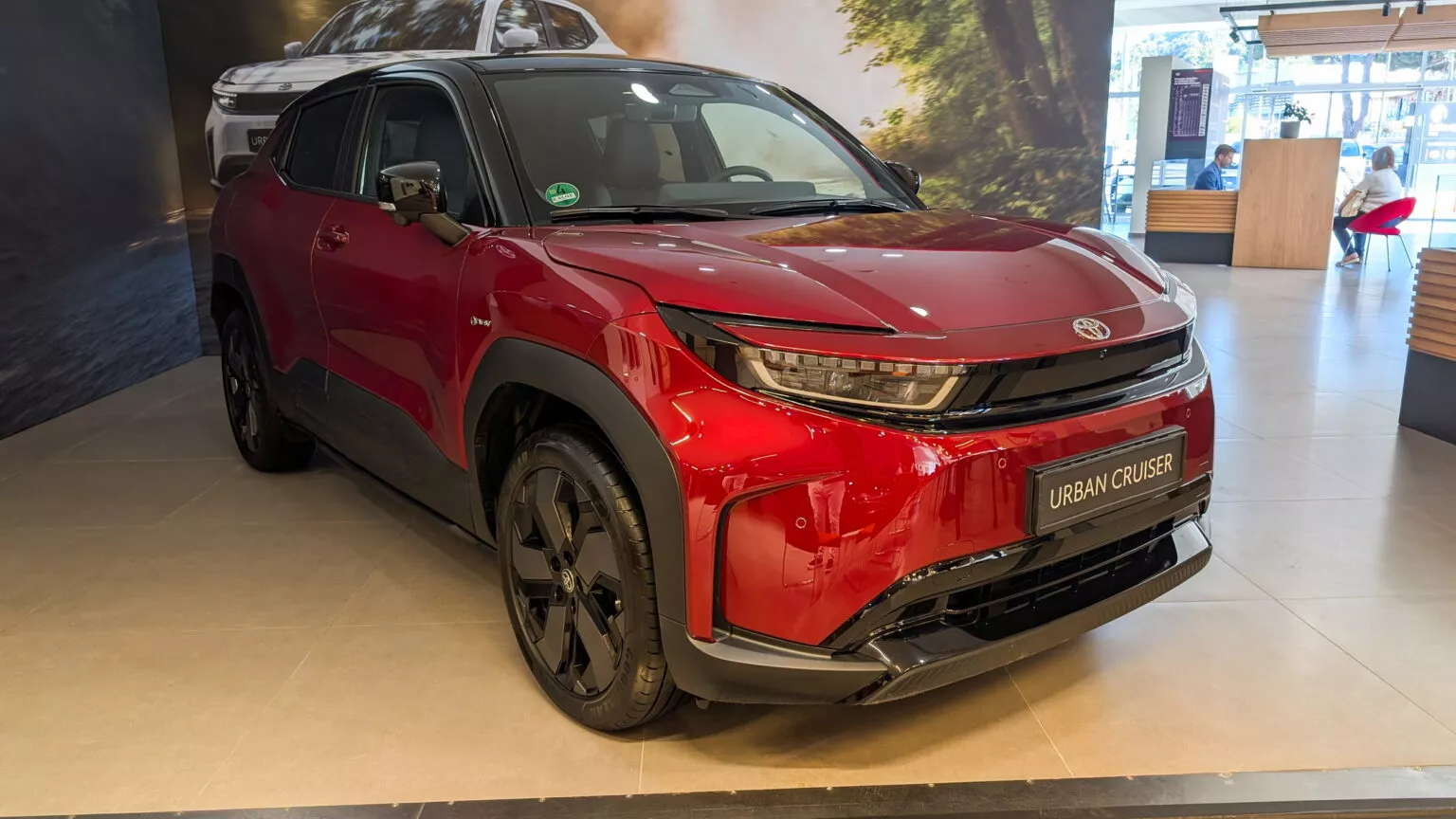 2025-Toyota-Urban-Cr_798_074009.jpg