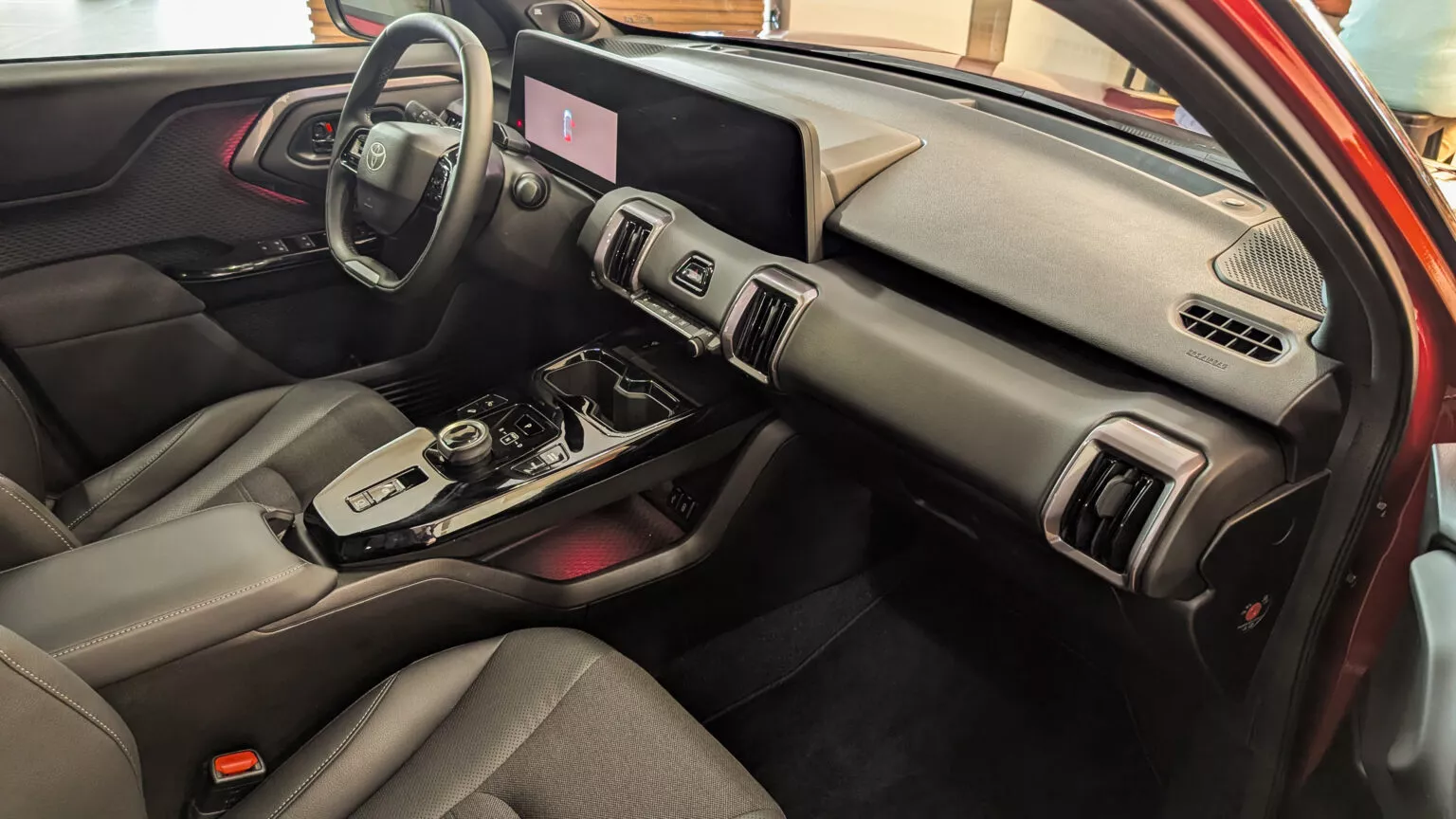 2025-Toyota-Urban-Cr_798_074015.jpg