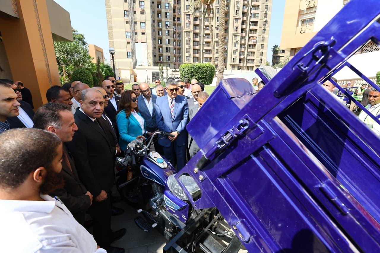 تسليم أول دفعة تضم 50 تروسيكل لدعم منظومة النظافة بالجيزة