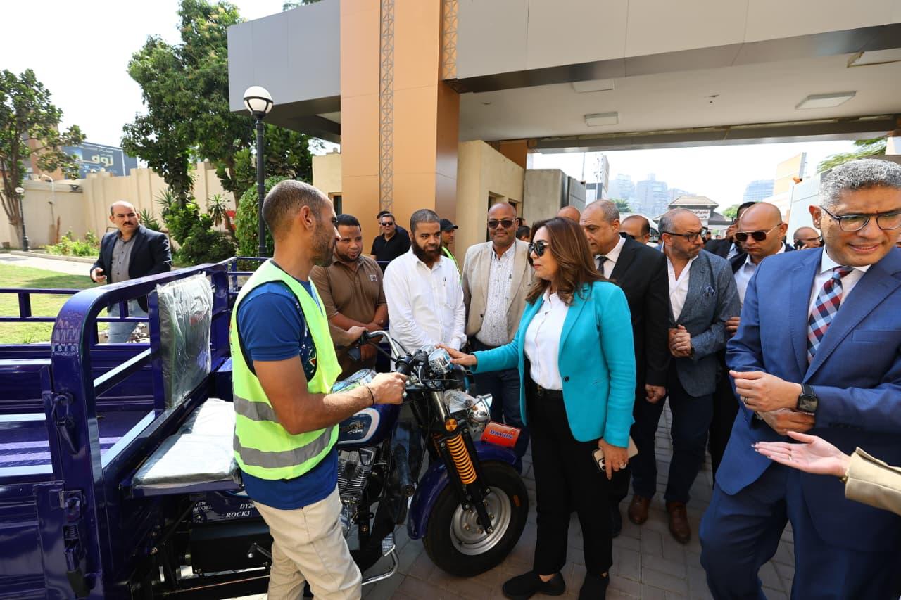 تسليم أول دفعة تضم 50 تروسيكل لدعم منظومة النظافة بالجيزة