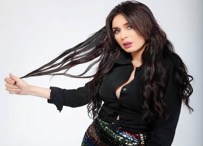 الراقصة دينا