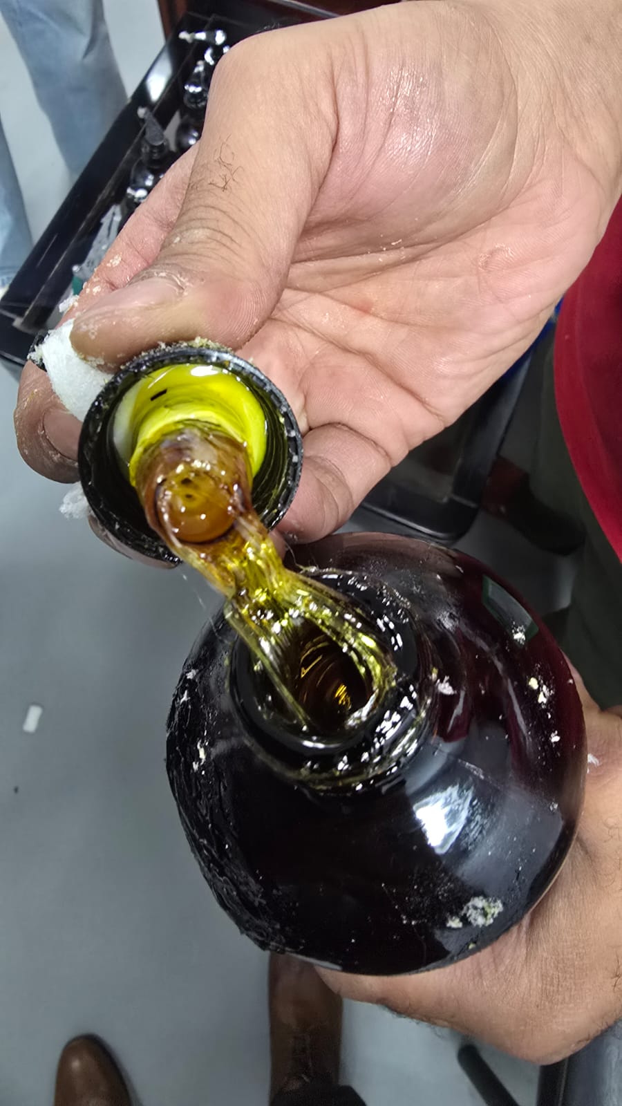 شحنة بريدية مضبوطة تحتوي على زيت قنب مخدر