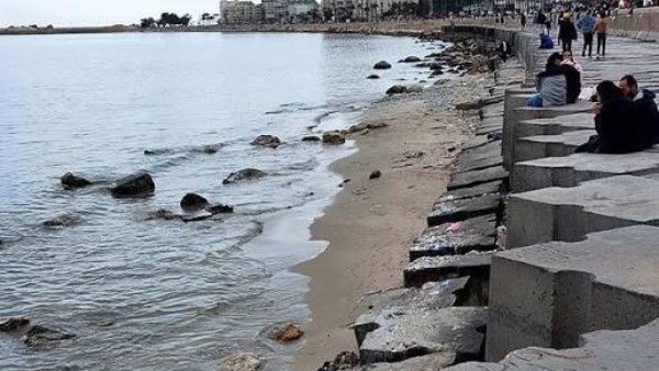 انحسار مياه البحر في الإسكندرية