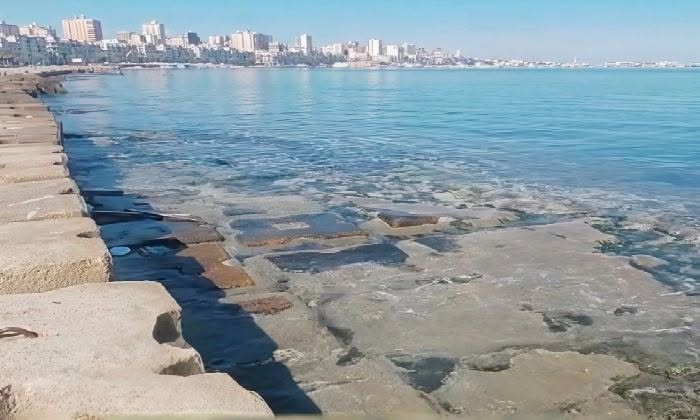 انحسار مياه البحر في الإسكندرية