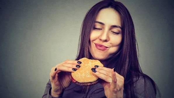 تزداد رغبتك في تناول السكريات قبل الدورة الشهرية؟ طرق للسيطرة عليها