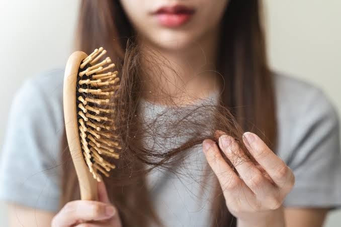 شعرك بيتساقط أكتر مع تغير الفصول؟ متى يستدعي القلق؟