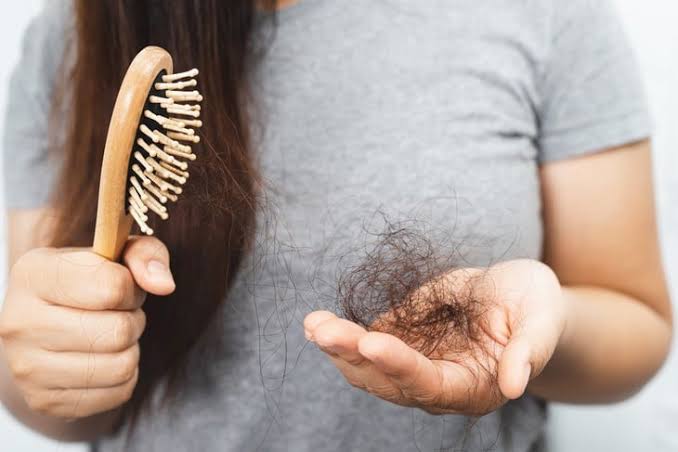شعرك بيتساقط أكتر مع تغير الفصول؟ متى يستدعي القلق؟