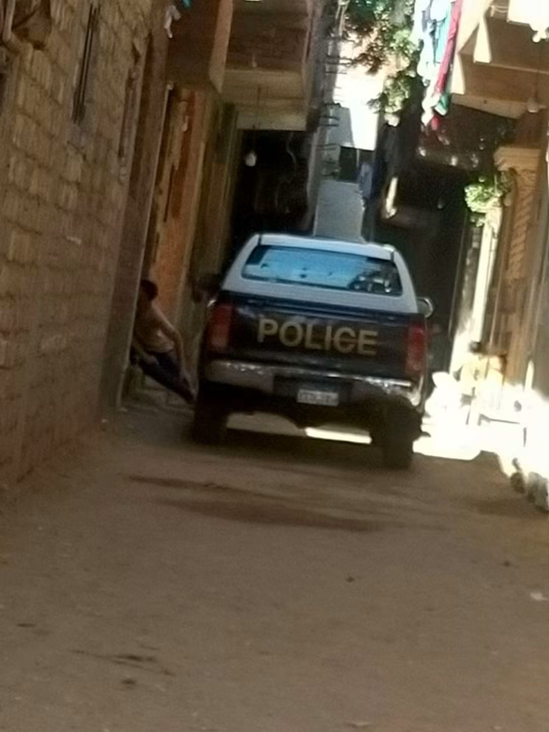 سيارة الشرطة أمام منزل الضحية