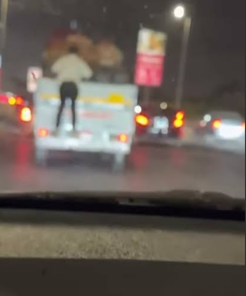 لص يحول مطب محور العبور إلى مسرح للسرقة