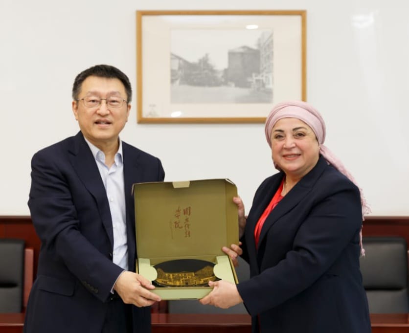نبيلة حسن فى زيارة الصين