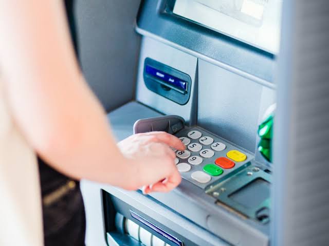 رسوم السحب النقدي من ماكينات ATM