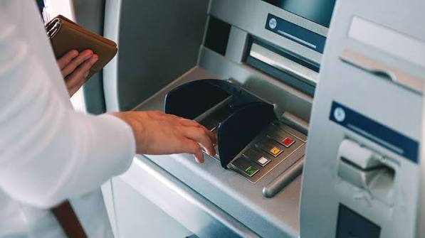 رسوم السحب النقدي من ماكينات ATM