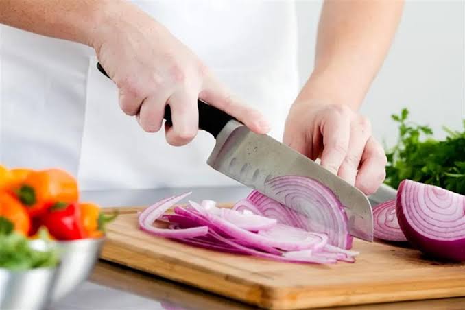 البصل بيطلع عروق بسرعة؟ 5 أخطاء تسرّع تلفه في المطبخ