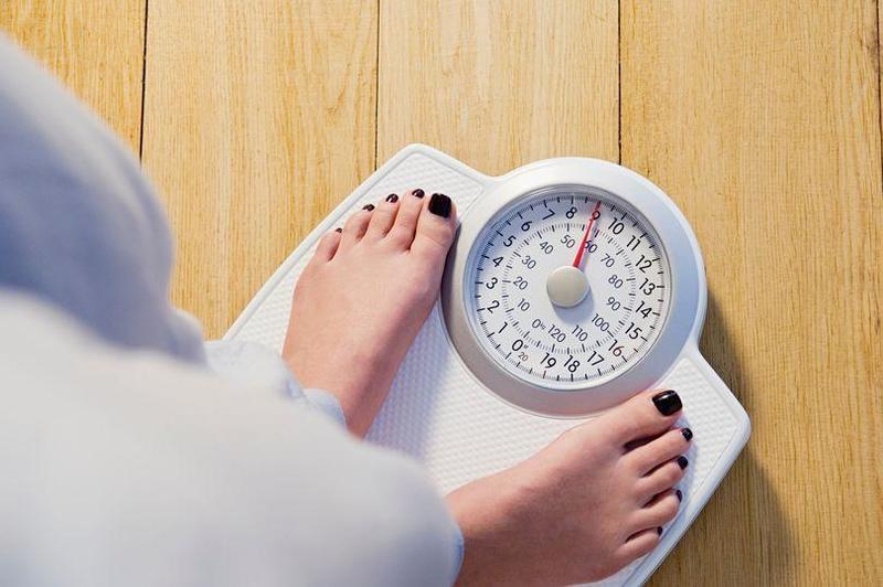 لماذا يزداد وزن المرأة في الأربعينيات رغم نمط الحياة الصحي؟