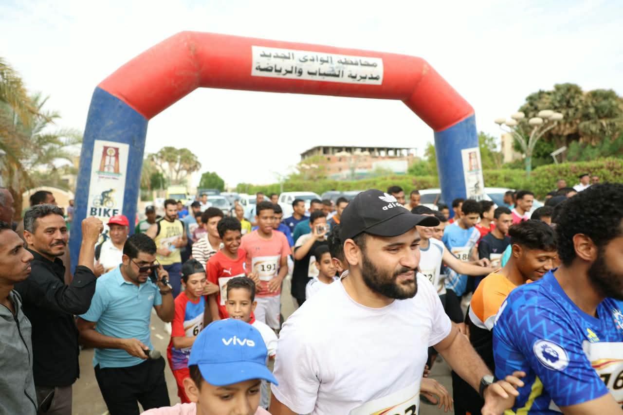 محافظ الوادي الجديد تطلق ماراثون الوادي الرياضي بالخارجة