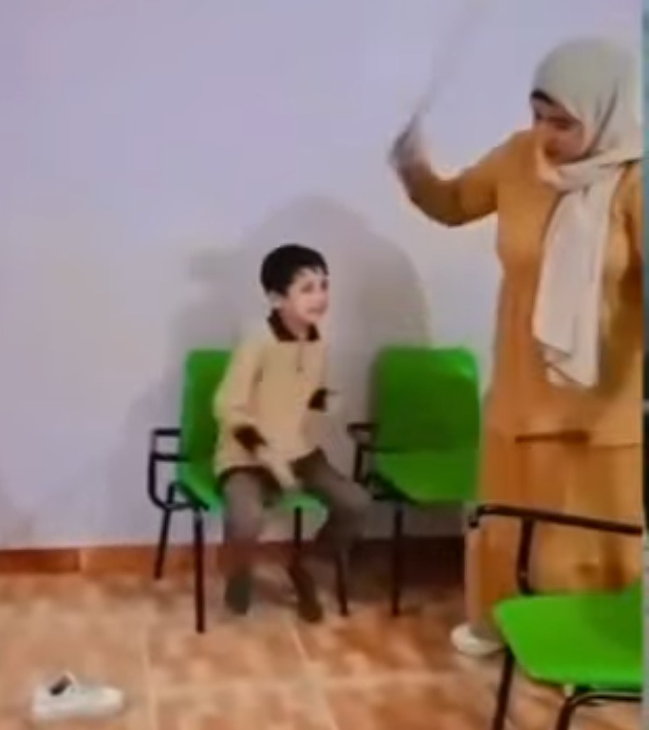 أنا آسف والله كفاية» .. مُعلمة تضرب صغيرًا بالعصا داخل مدرسة .. شاهد