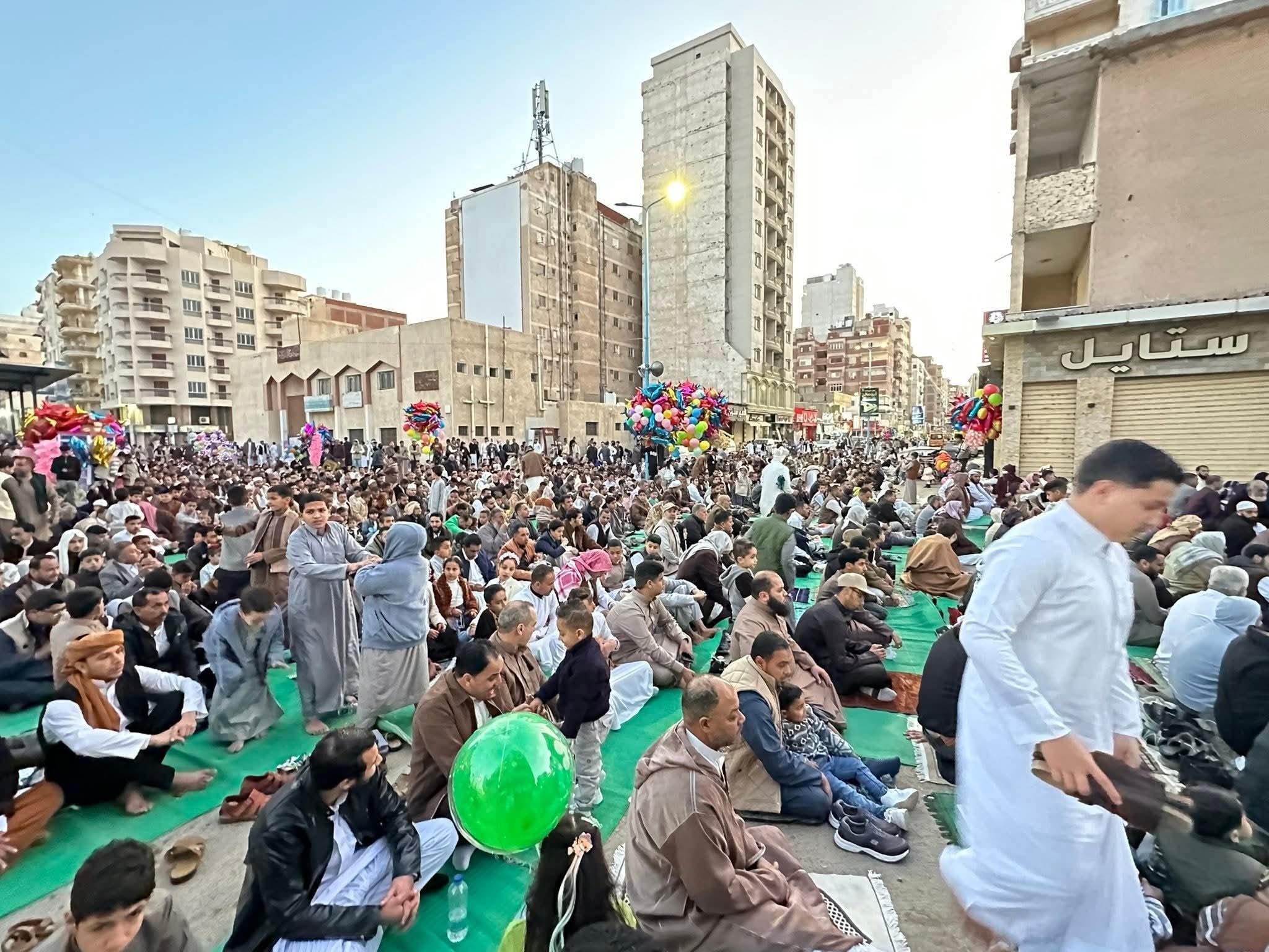 محافظ مطروح يؤدي صلاة عيد الفطر بالساحة وسط أجواء من البهجة والفرحة