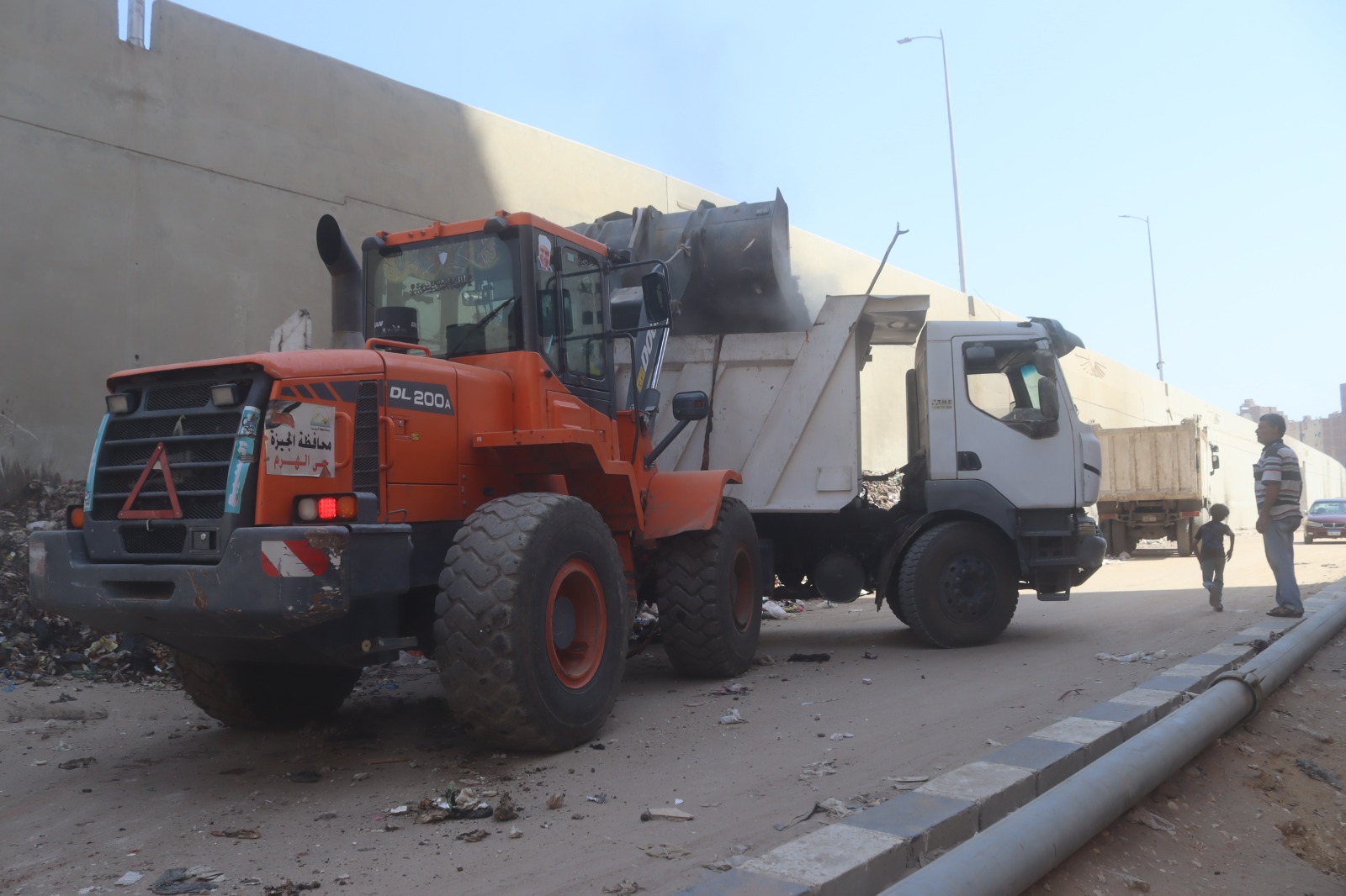 محافظ الدقهلية يتابع رفع 300 طن مخلفات بناء ببلقاس