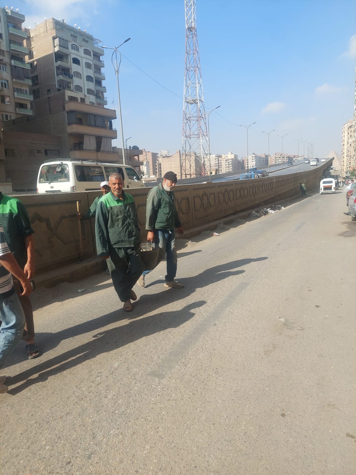 جانب من أعمال تنظيف تمثال نهضة مصر وطه حسين ونجيب محفوظ